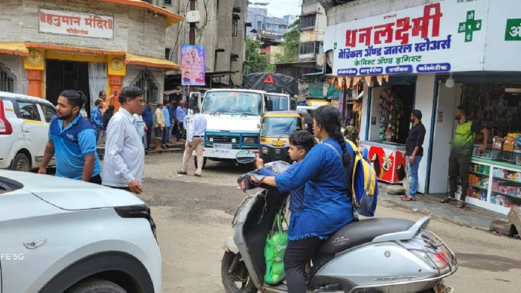 School students stuck in traffic jam in Chole village limits of Thakurli