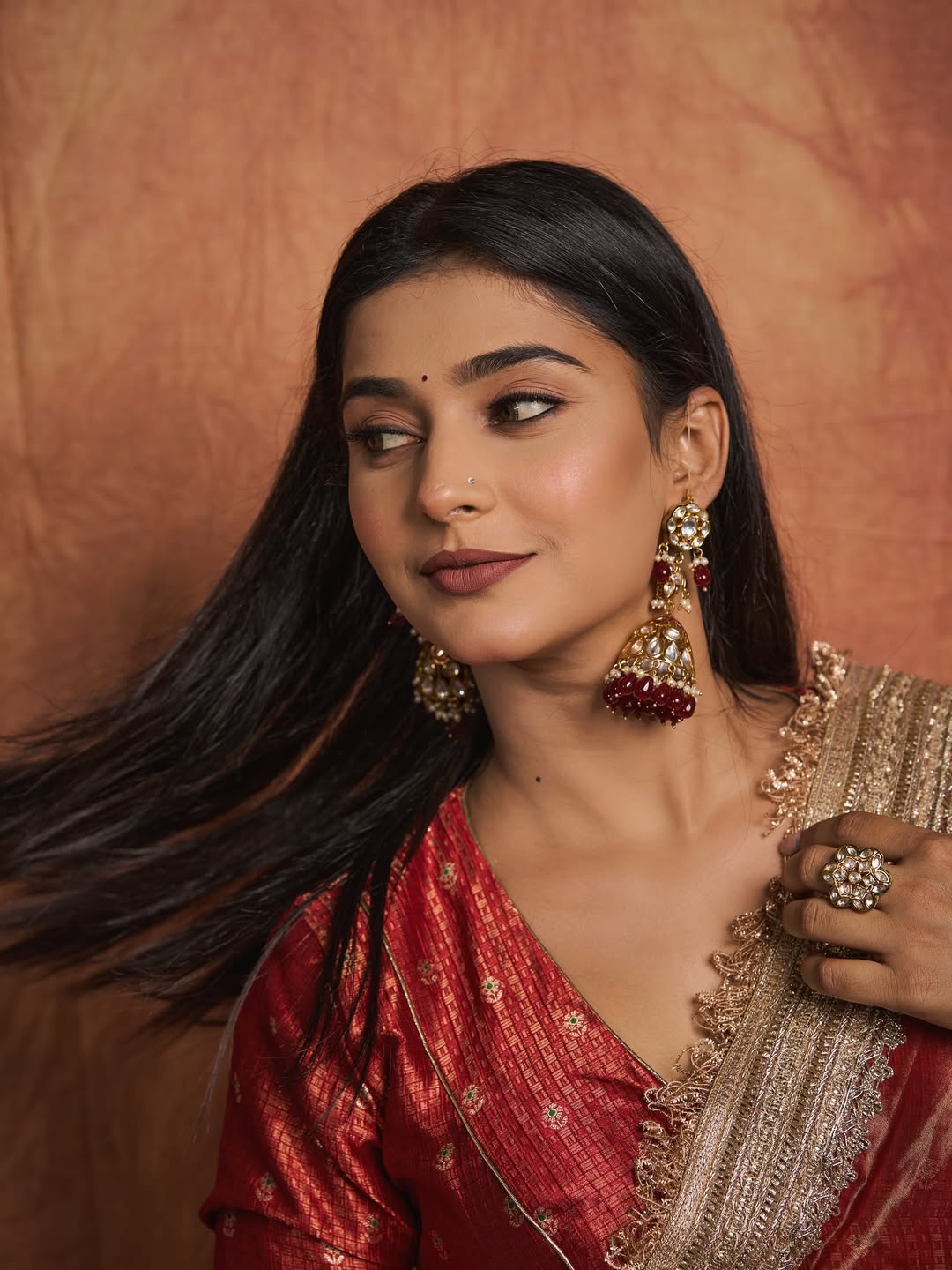 Shivani Mundhekar Saree Glamorous Look