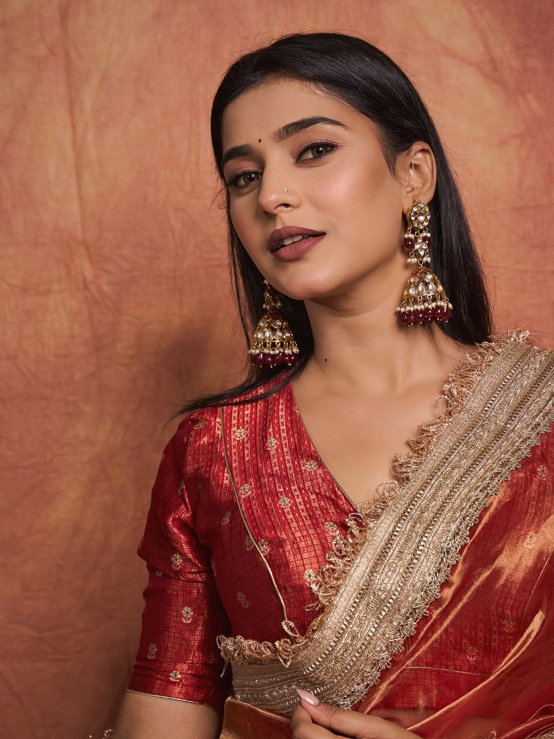 Shivani Mundhekar Saree Glamorous Look