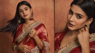 Shivani Mundhekar Saree Glamorous Look