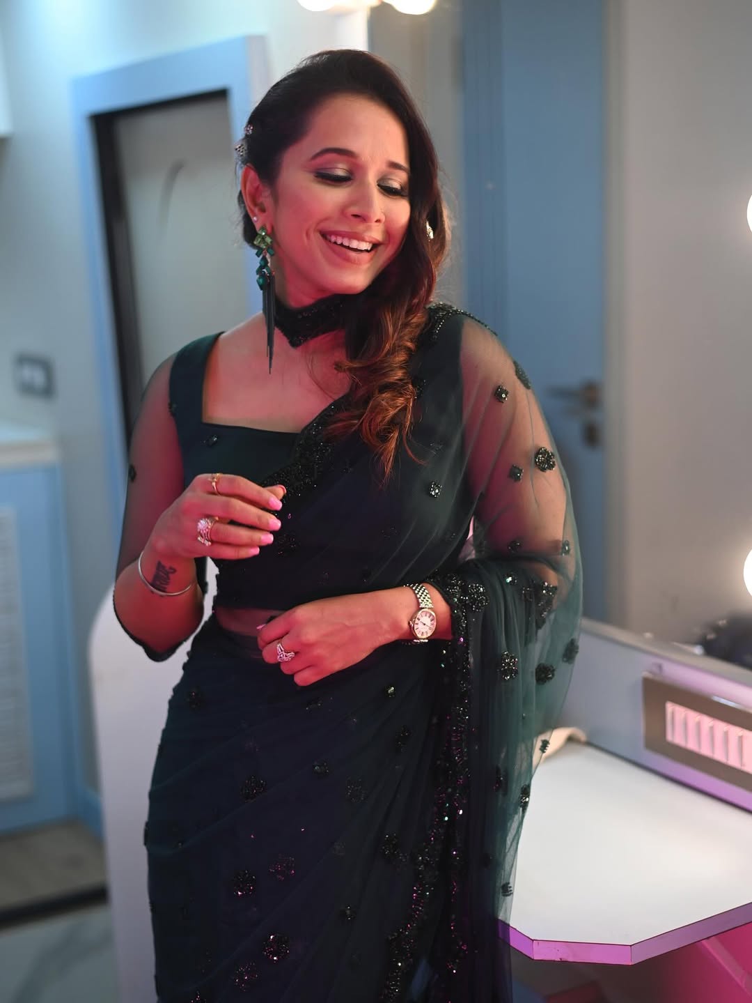 Shreya Bugde Sheth Glamorous Look