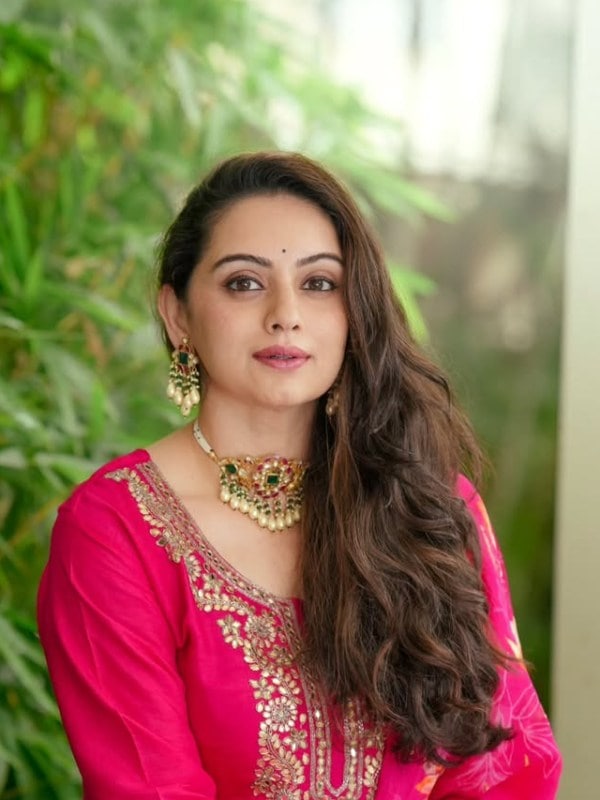 Shruti Marathe New Reel Video