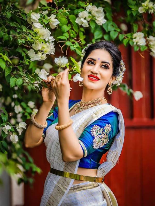 Smita gondkar traditional look