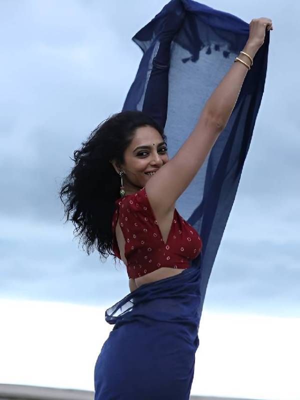 Sobhita Dhulipala slays in blue saree at beach