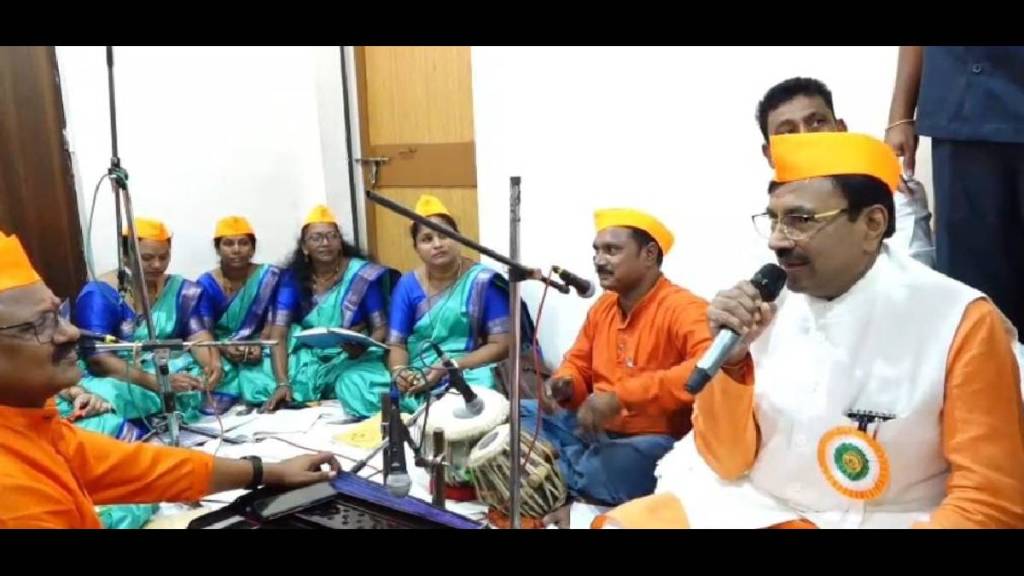 MLA Sudhir Mungantiwar sings bhajan