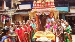 ​सावंतवाडी : हनुमान मंदीरात प्रतिष्ठापना केलेल्या गणेशोत्सवानिमित्त संकष्टी चतुर्थीला हजारो मोदकांचा नैवेद्य