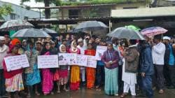भर पावसात आदिवासी महिलांचा अवैध दारूविरुद्ध एल्गार