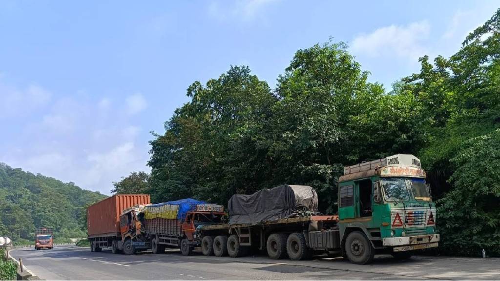 Lack of mechanism to remove vehicles stuck on highways