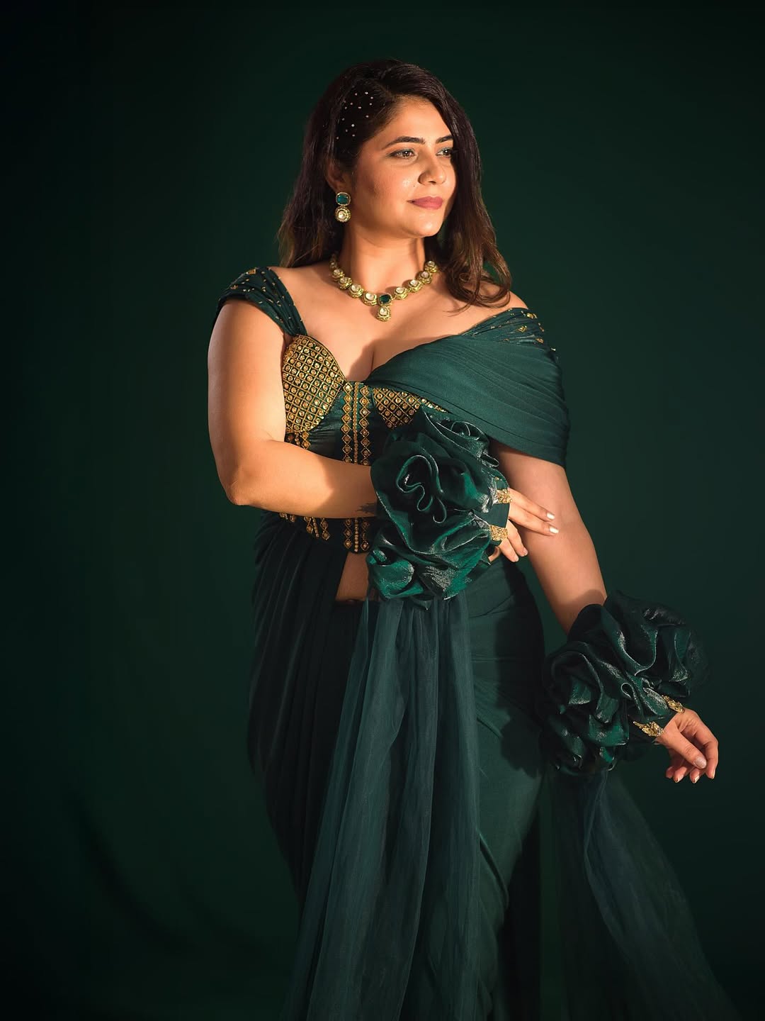 Veena jagtap stylish photoshoot in green saree