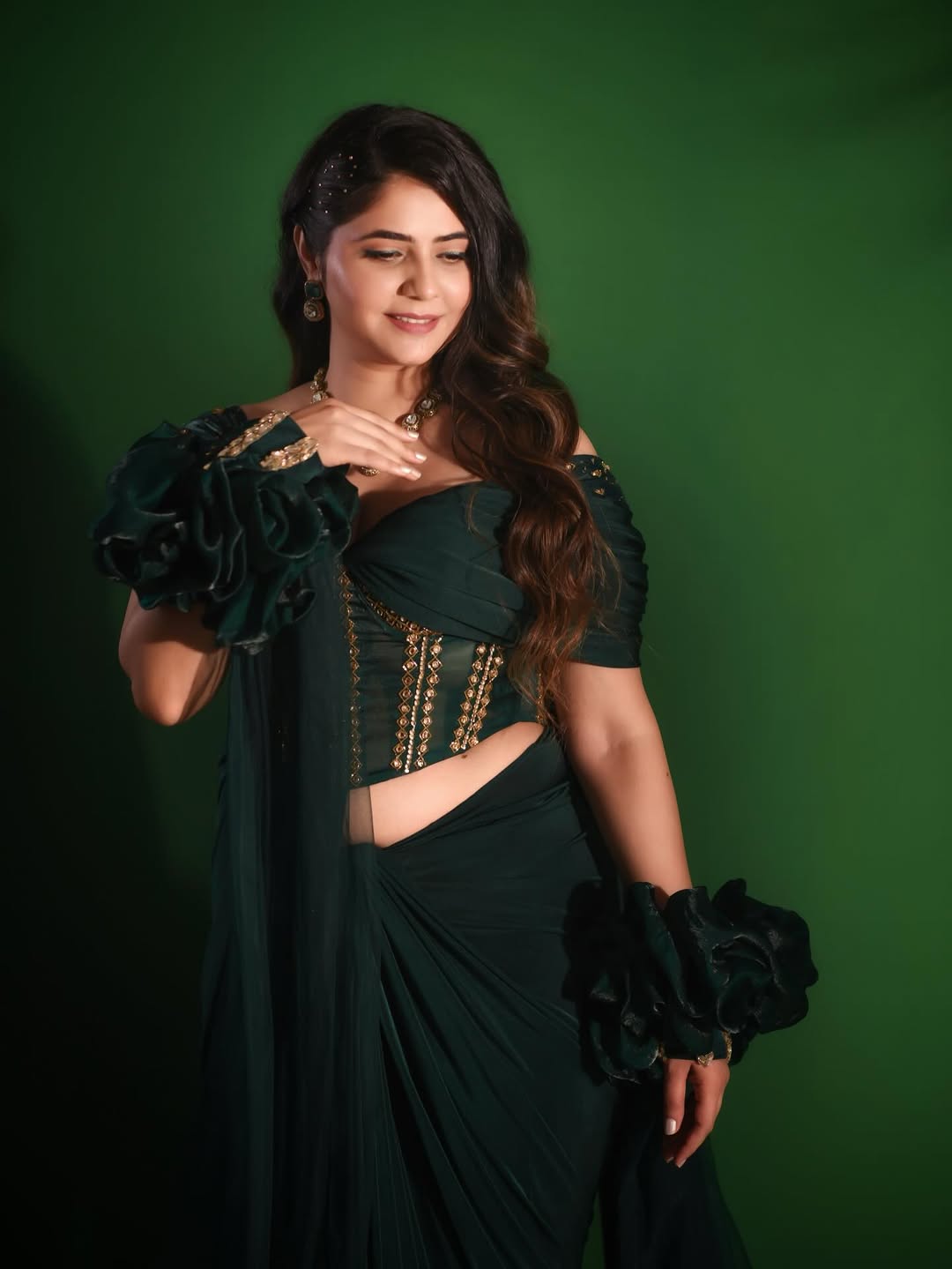 Veena jagtap stylish photoshoot in green saree