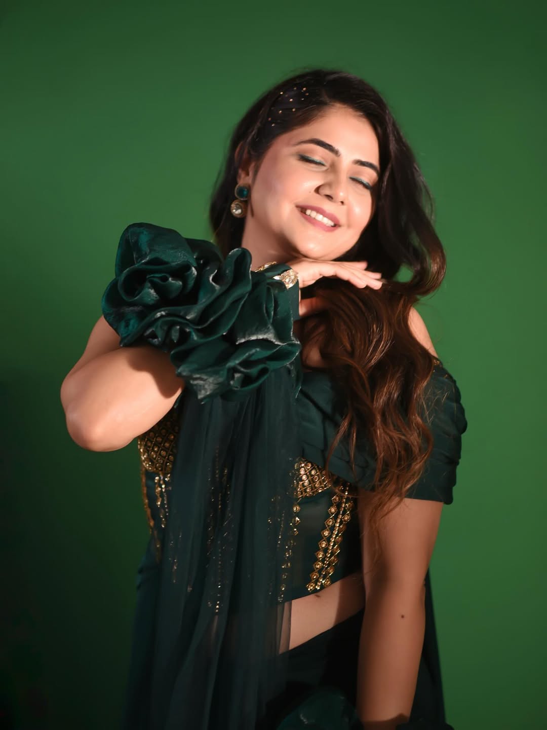 Veena jagtap stylish photoshoot in green saree