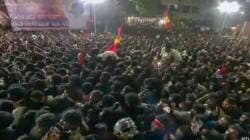 “विजयने रडणाऱ्या, धक्काबुक्की करणाऱ्या लोकांकडे दुर्लक्ष केलं आणि…”; प्रत्यक्षदर्शींचा दावा काय?