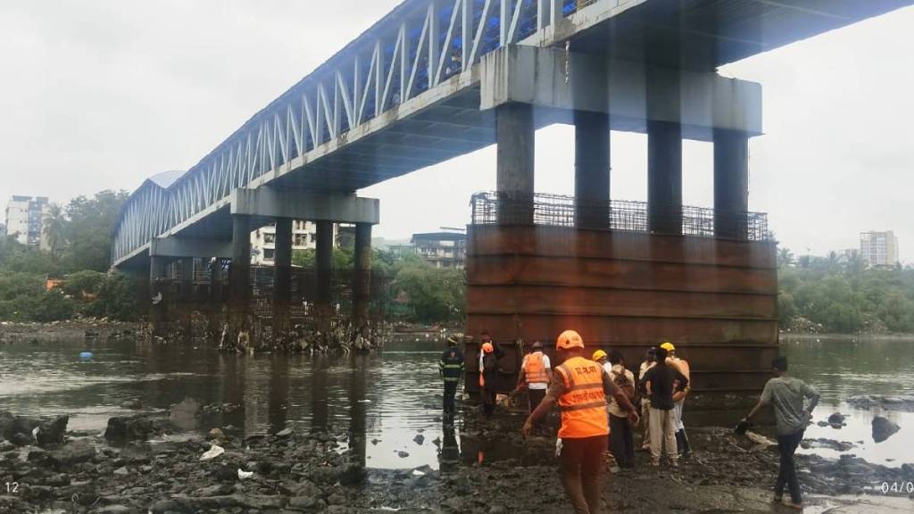 The body of a young man who fell into the Vitawa creek from a suburban train was found