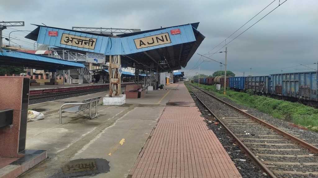 Nagpur power outage, Ajni railway station blackout, Maharashtra electricity disruption, railway power failure 2025,