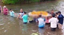 मरणानंतरही प्रेताचे हाल; संगमेश्वर कडवई येथे लोकांनी भर पाण्यात वाट काढत स्मशानभुमी गाठली