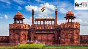 Why is Delhis historic Red Fort turning black after centuries