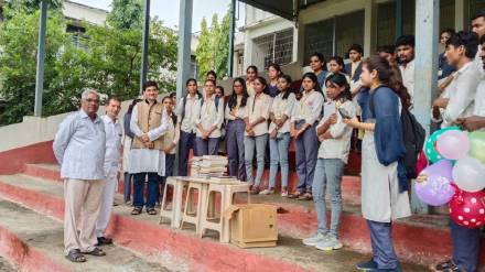 Students, professors and principal at the 'We are reading; you too read' initiative at Yashwant College Students, professors and principal at the 'We are reading; you too read' initiative at Yashwant College
