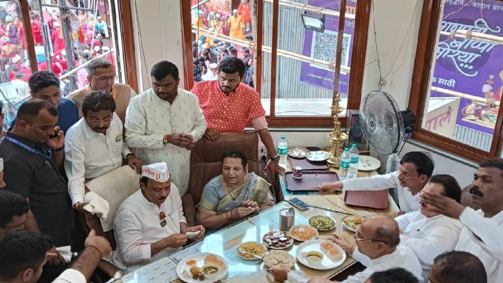 Political leaders meet during pune ganesh visarjan 2025 procession ahead of municipal elections 2025 pune print news