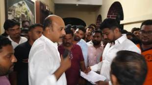 Akola: MLA Randhir Savarkar interacting with angry citizens