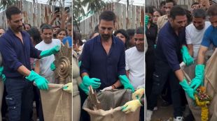 akshay kumar wins hearts with cleanup after ganapati visarjan on juhu beach video viral