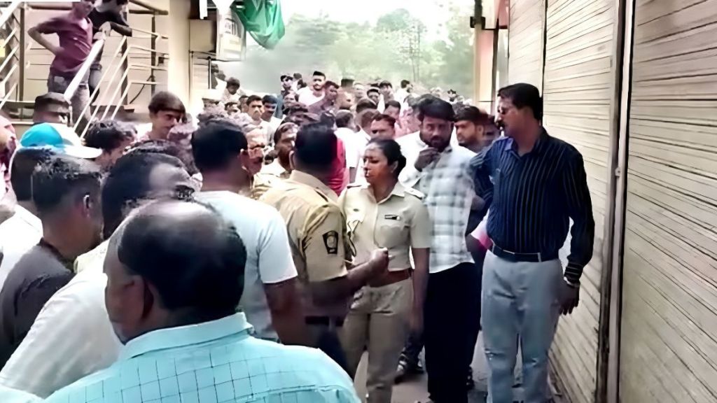 jalgaon bhadgaon tea hotel fridge compressor blast 13 injured