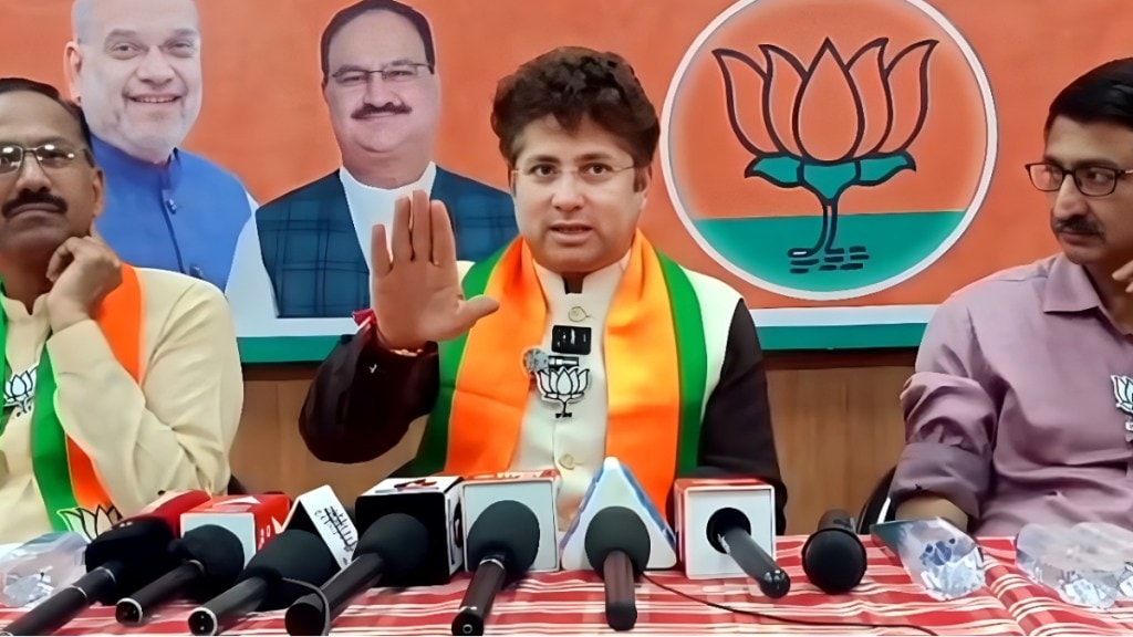 'तुम्ही मला असे प्रश्न विचारू शकत नाही, मी पण एकेकाळी संपादक होतो,' असे म्हणत अजित चव्हाण यांनी पत्रकारांना झापले. (छायाचित्र - लोकसत्ता टीम)


