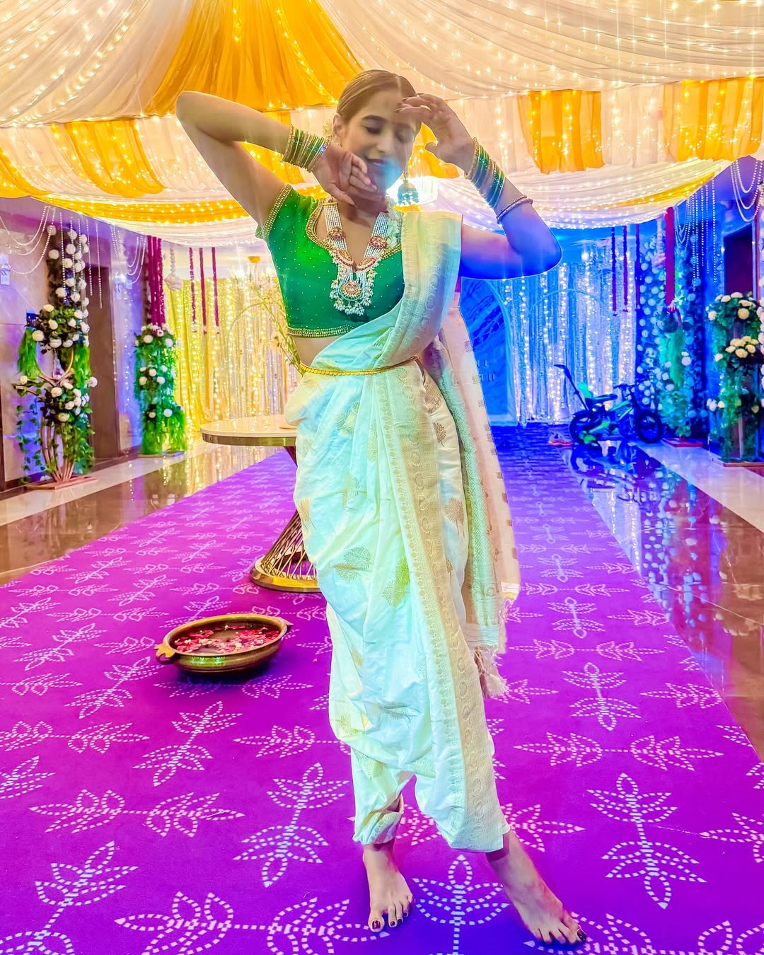 bold actress Poonam Pandey in traditional look