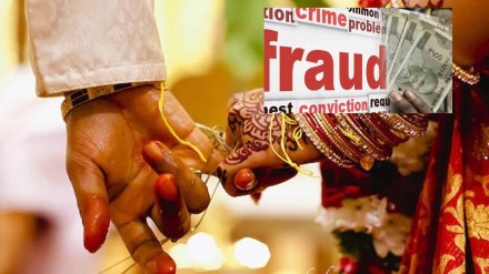 akola boys looted by girls