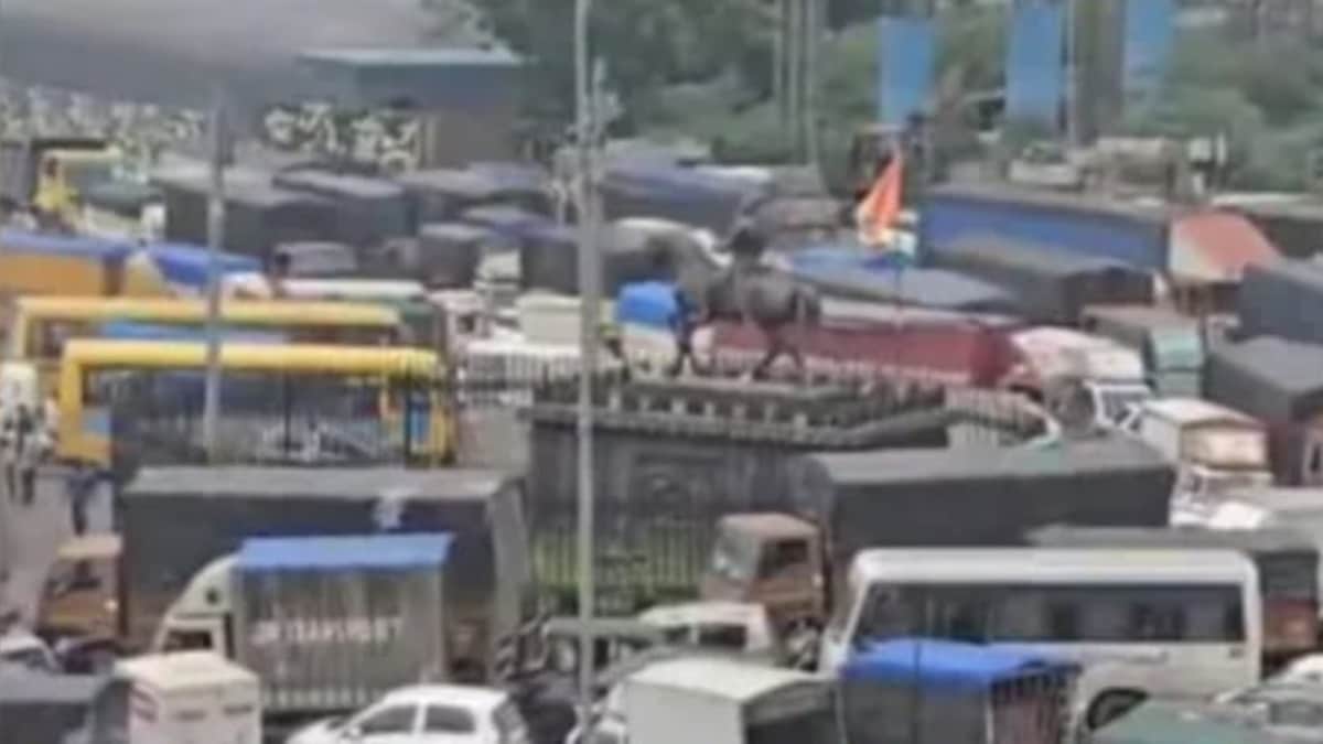कल्याणमध्ये दुर्गाडी चौकात वाहतूक कोंडीमुळे ५ मिनिटाच्या प्रवासासाठी ४५ मिनिटे