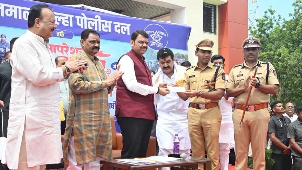 cm Devendra fadnavis sudden visit police station