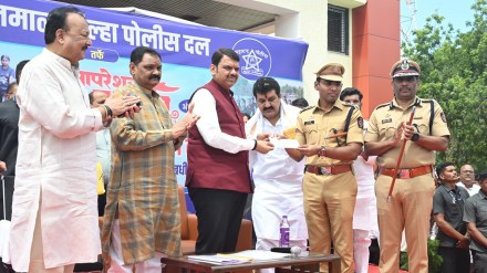 cm Devendra fadnavis sudden visit police station cm Devendra fadnavis sudden visit police station
