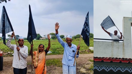 nashik farmers put black flags on their homes