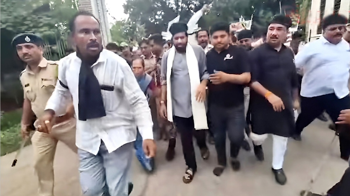 जळगाव : आक्रोश मोर्चाला वेगळे वळण… बच्चू कडू यांचा शेतकऱ्यांसह बळजबरी प्रवेशद्वार उघडून जिल्हाधिकारी कार्यालयात प्रवेश !