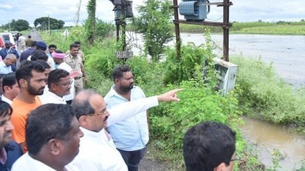 Radhakrishna vikhe patil inspected farms damaged by rainfall