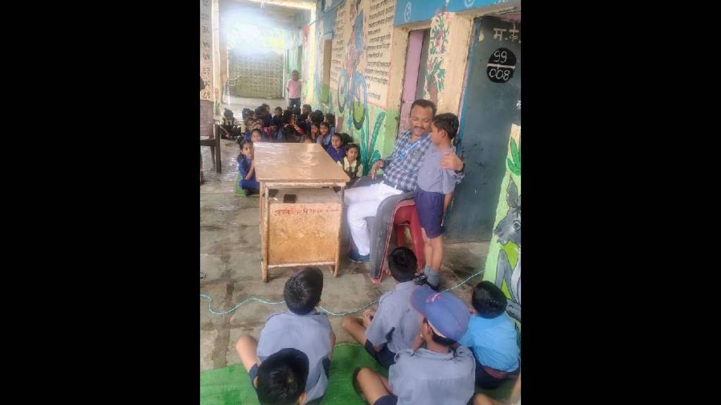 Education Officer D. S. Sonawane's visit to the school in Anjanvihire of Dhule Zilla Parishad