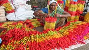 dhule tribal artisans selling dandiyas in thane market