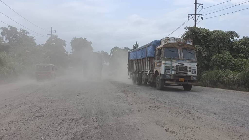 Dust reigns on the Bhiwandi-Wada-Manor highway