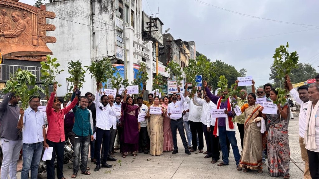 farmers demand crop damage aid yawatmal