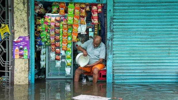 कोलकाता सर्वात जुन्या शहरांपैकी एक आहे. पूरामुळे बाजारपेठीतील दुकानेही पाण्याखाली गेली आहेत. एका दुकानदाराने खराब झालेला माल रस्त्यावर फेकला. (पीटीआय)