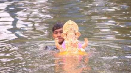 Crowds gather in Sangli to watch the spectacle after Gauri home made Ganesh visarjan 2025 Crowds gather in Sangli to watch the spectacle after Gauri home made Ganesh visarjan 2025