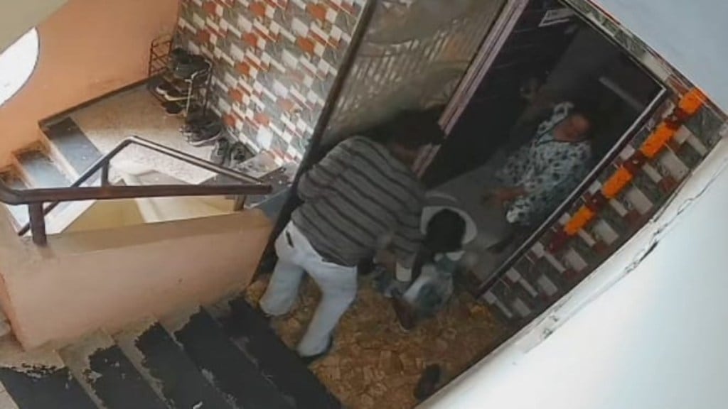 gold chain snatching case inside house in nashik ramwadi
