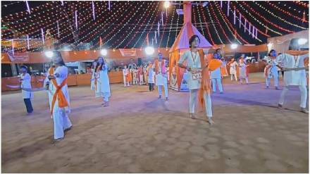 Bajrang Dal in Gondia performs Dandiya with wooden sword in Garba Bajrang Dal in Gondia performs Dandiya with wooden sword in Garba