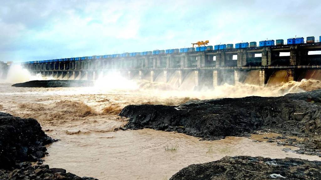Hatnur's discharge increased in Jalgaon... 18 gates opened completely