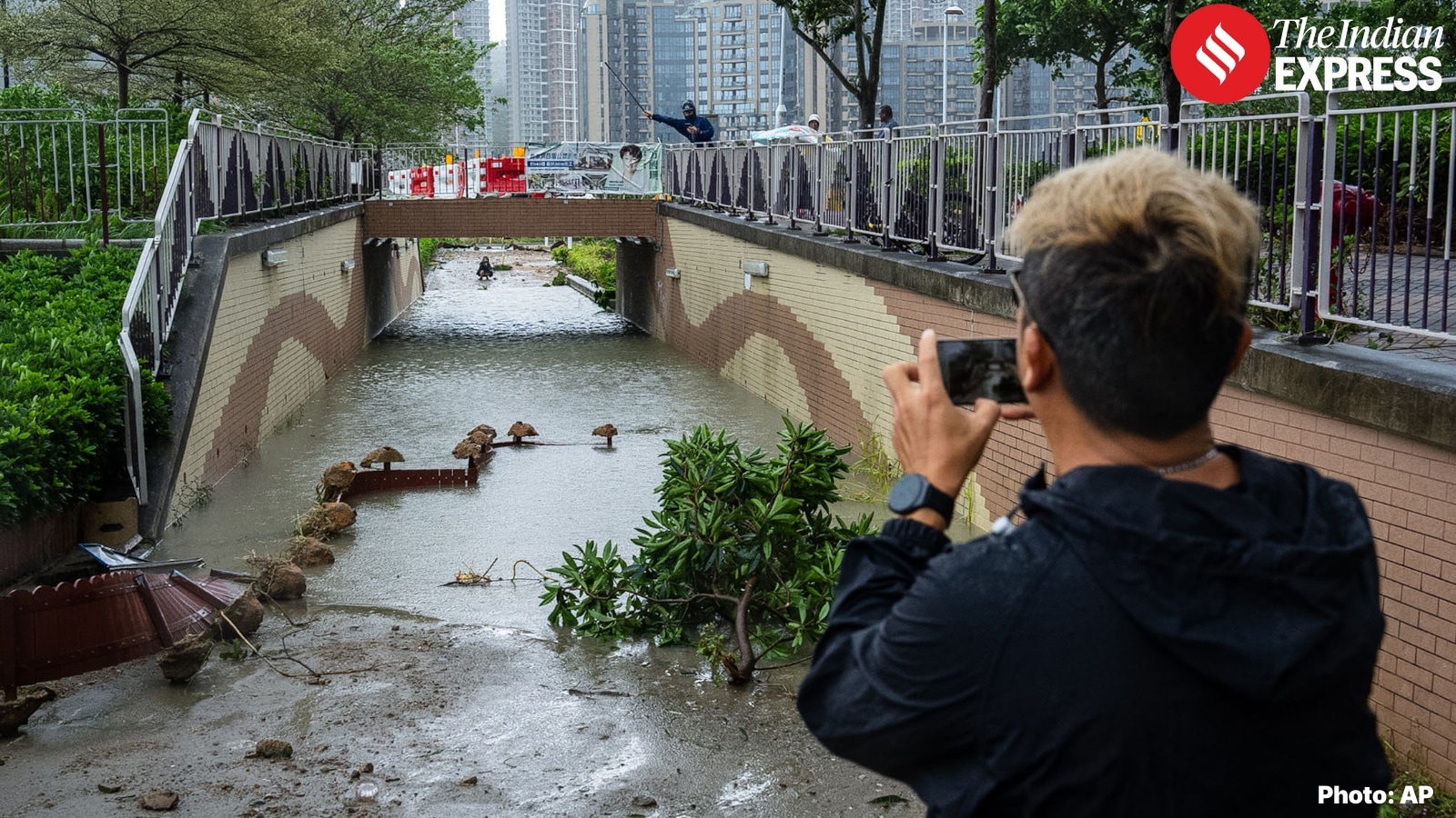 Torrential rains and strong gusts swept across Guangdong