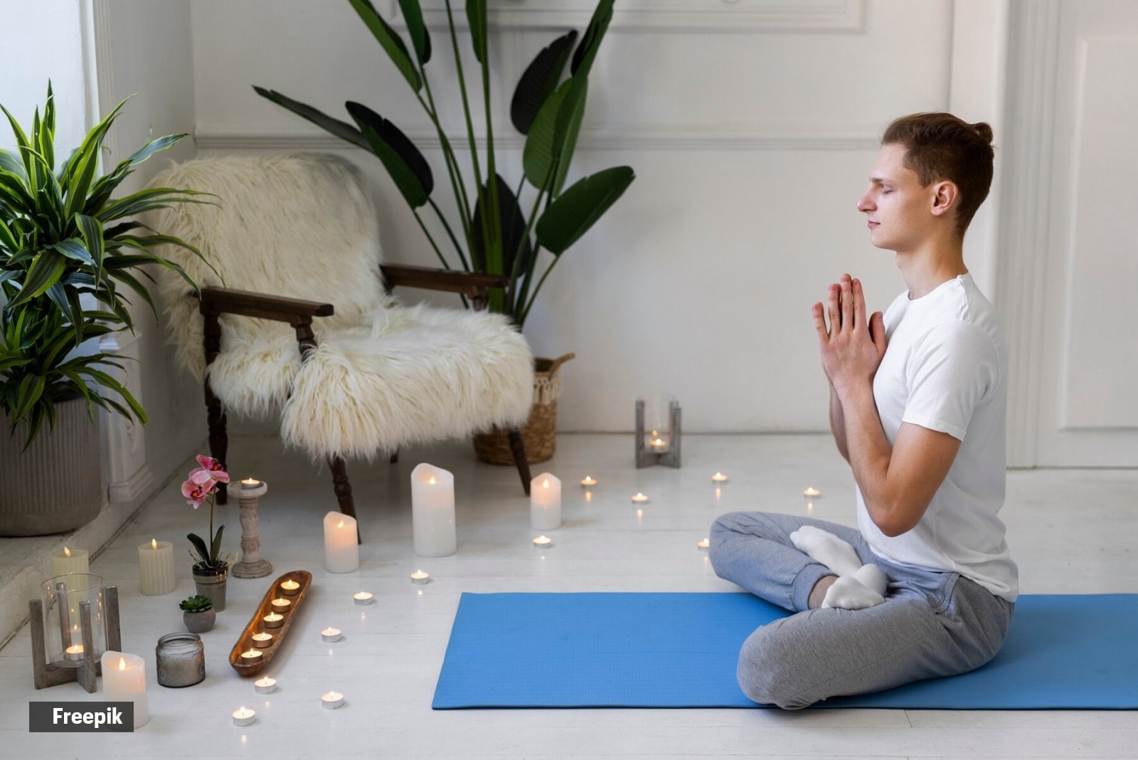 त्राटक ध्यानहे एक प्राचीन योगिक तंत्र आहे, ज्यामध्ये आपल्याला एका मेणबत्तीच्या जळणाऱ्या ज्योतीकडे बघायचं असतं, आणि डोळ्यांच्या पापण्या मिटायच्या नाहीत. यामुळे दृश्य एकाग्रता वाढते आणि मन शांत होते. सौरभ बोथ्रा सांगतात की फक्त ५ मिनिटे दररोज याचा सराव केल्याने मानसिक स्पष्टता वाढू शकते. (Photo Source - Freepik)