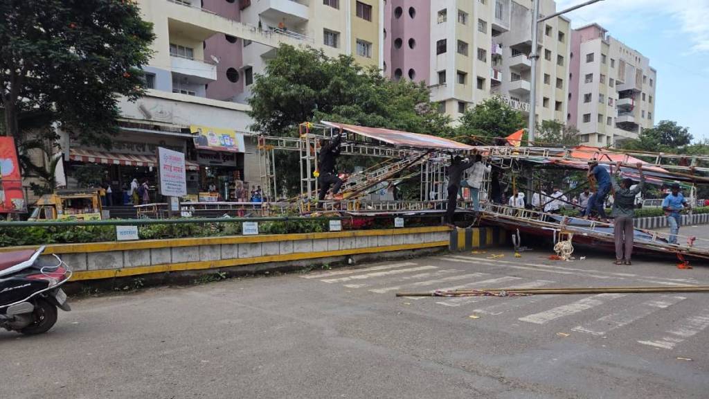 An arch erected for the Navratri festival collapsed, no casualties were reported