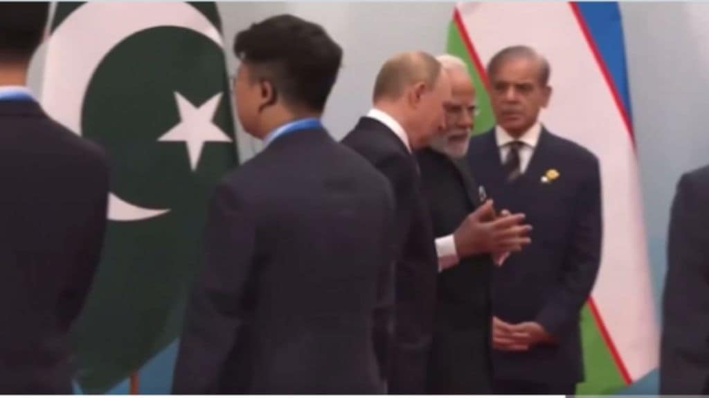 Video : मोदी, पुतिन व जिनपिंग यांच्यात अनौपचारिक गप्पा; पाकिस्तानच्या पंतप्रधानांकडे सगळ्यांचं दुर्लक्ष