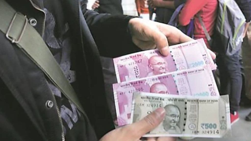 सध्या लोकांचे पगार प्रचंड वाढून देखील त्यांना पैसा परत नसल्याच्या तक्रारी ऐकायला मिळत आहेत.
(Representational Photo)