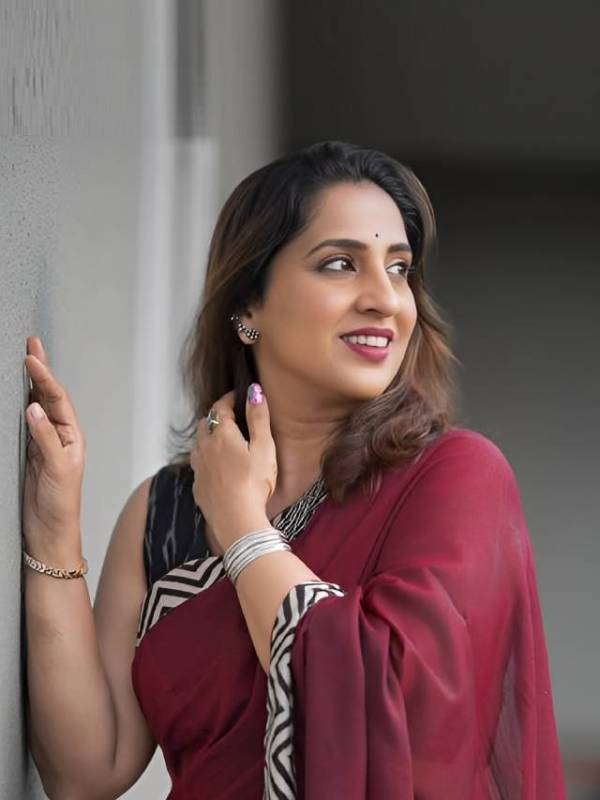 madhurani gokhale prabhulkar red saree beautiful look