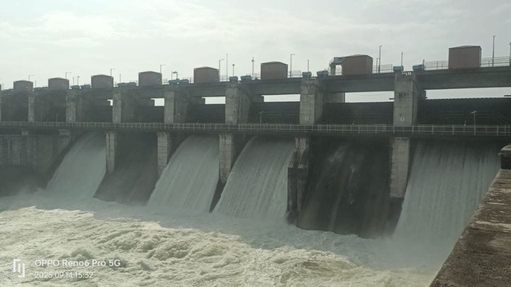 dharashiv heavy rain manjara dam water released villagers alerted terna river flood latur highway closed
